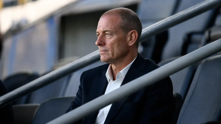 Jess Thorup observeert aandachtig een wedstrijd vanuit de tribune.