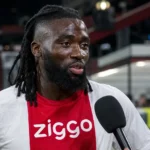 Tolu Arokodare geeft na de wedstrijd een interview langs het veld.