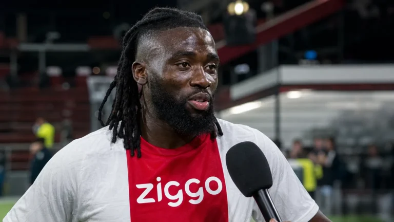 Tolu Arokodare geeft na de wedstrijd een interview langs het veld.