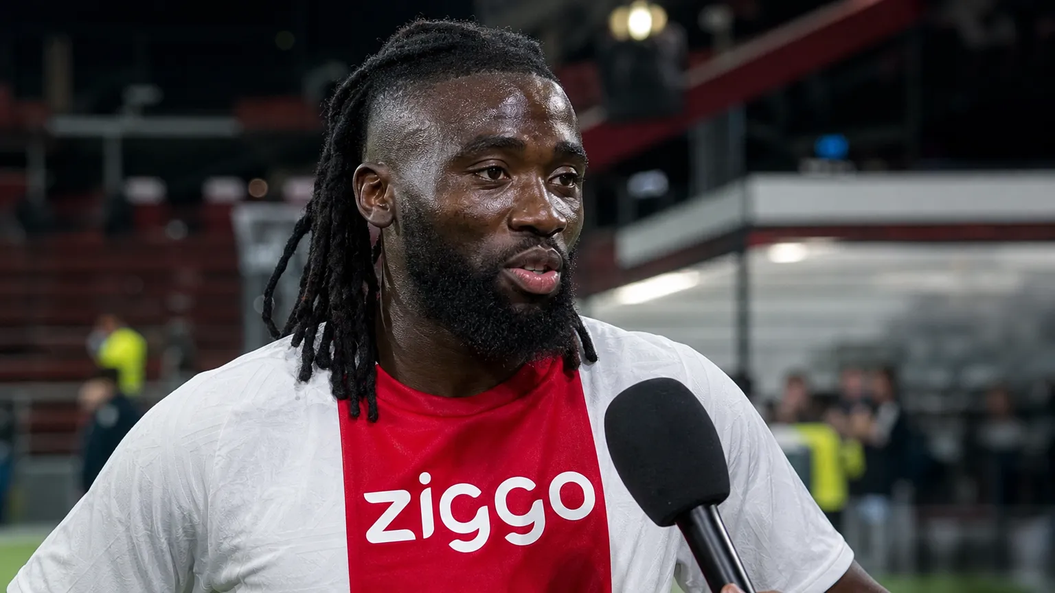 Tolu Arokodare geeft na de wedstrijd een interview langs het veld.