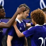Een groep Anderlecht-spelers viert samen vlak naast het veld.