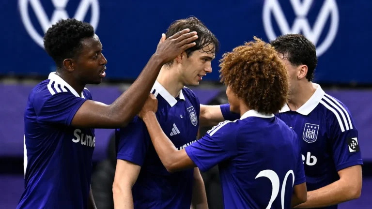Een groep Anderlecht-spelers viert samen vlak naast het veld.