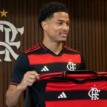 Anthony Valencia poseert tijdens zijn officiële voorstelling bij CR Flamengo.