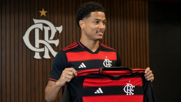 Anthony Valencia poseert tijdens zijn officiële voorstelling bij CR Flamengo.