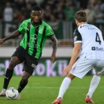 Ibrahima Diaby in een groen-zwart tenue tijdens een duel om de bal.