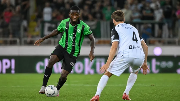 Ibrahima Diaby in een groen-zwart tenue tijdens een duel om de bal.