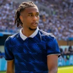 Michael Olise in het tenue van Frankrijk op het veld van een WK-stadion.