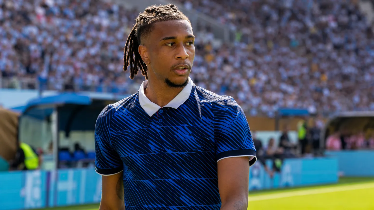 Michael Olise in het tenue van Frankrijk op het veld van een WK-stadion.