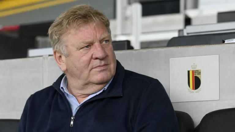 Jan Boskamp kijkt vanuit de mediatribune van een Belgisch stadion richting het veld.