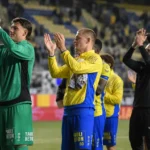STVV-spelers applaudisseren na afloop voor de supporters op Stayen.