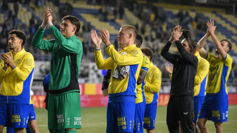 STVV-spelers applaudisseren na afloop voor de supporters op Stayen.