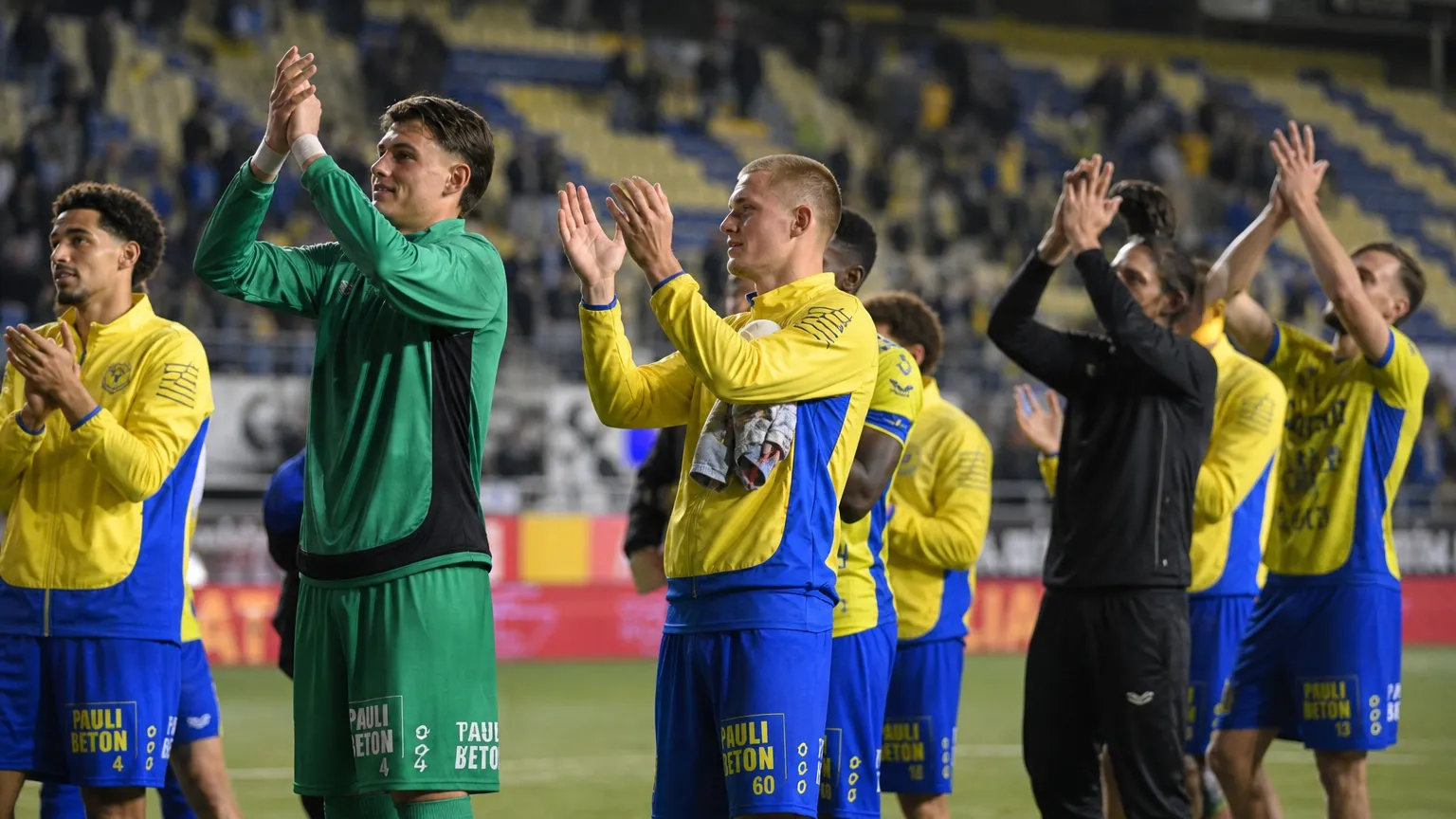 STVV-spelers applaudisseren na afloop voor de supporters op Stayen.