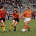 Belgische en Nederlandse voetbalvrouwen tijdens hun eerste Europese kwalificatiewedstrijd in 1982.