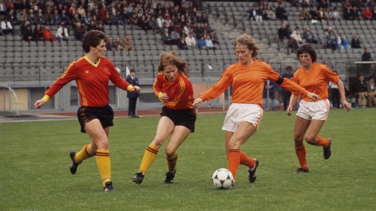 Belgische en Nederlandse voetbalvrouwen tijdens hun eerste Europese kwalificatiewedstrijd in 1982.