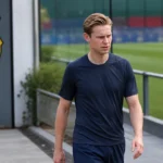 Frenkie de Jong loopt alleen van het trainingsveld van FC Barcelona.