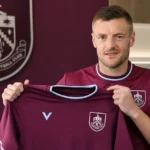 Jamie Vardy poseert tijdens zijn officiële voorstelling als speler van Burnley.