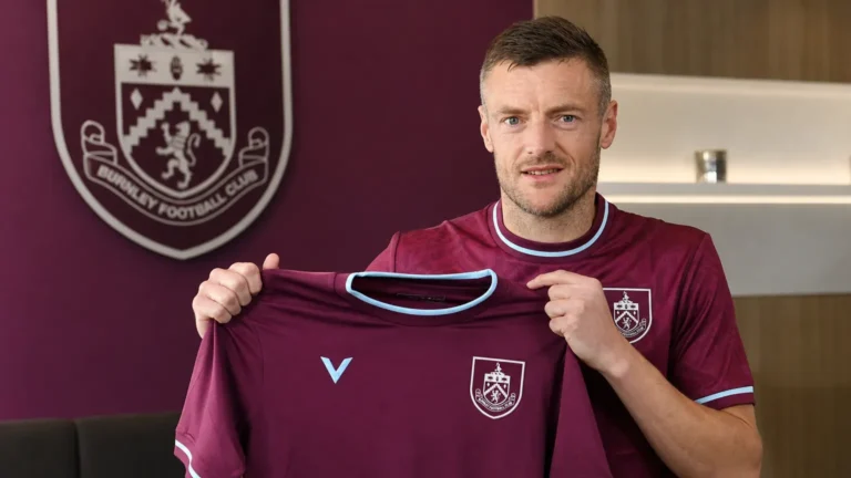 Jamie Vardy poseert tijdens zijn officiële voorstelling als speler van Burnley.