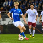 Jeppe Erenbjerg van KRC Genk controleert de bal tijdens een wedstrijd.