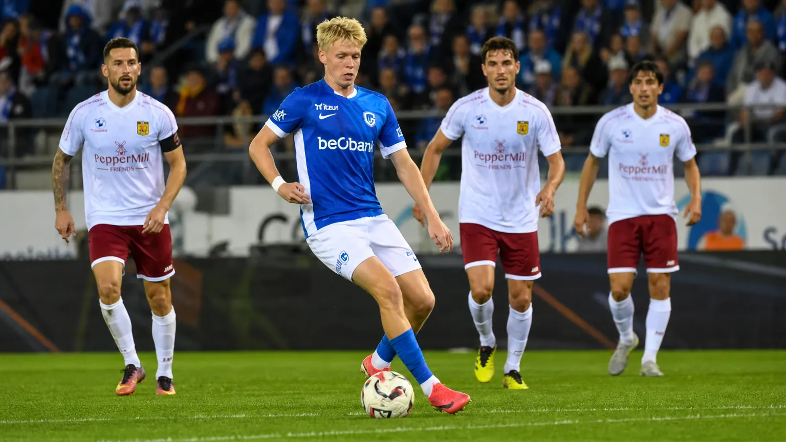 Jeppe Erenbjerg van KRC Genk controleert de bal tijdens een wedstrijd.
