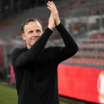 Vincent Euvrard applaudisseert langs het veld na een wedstrijd van Standard.