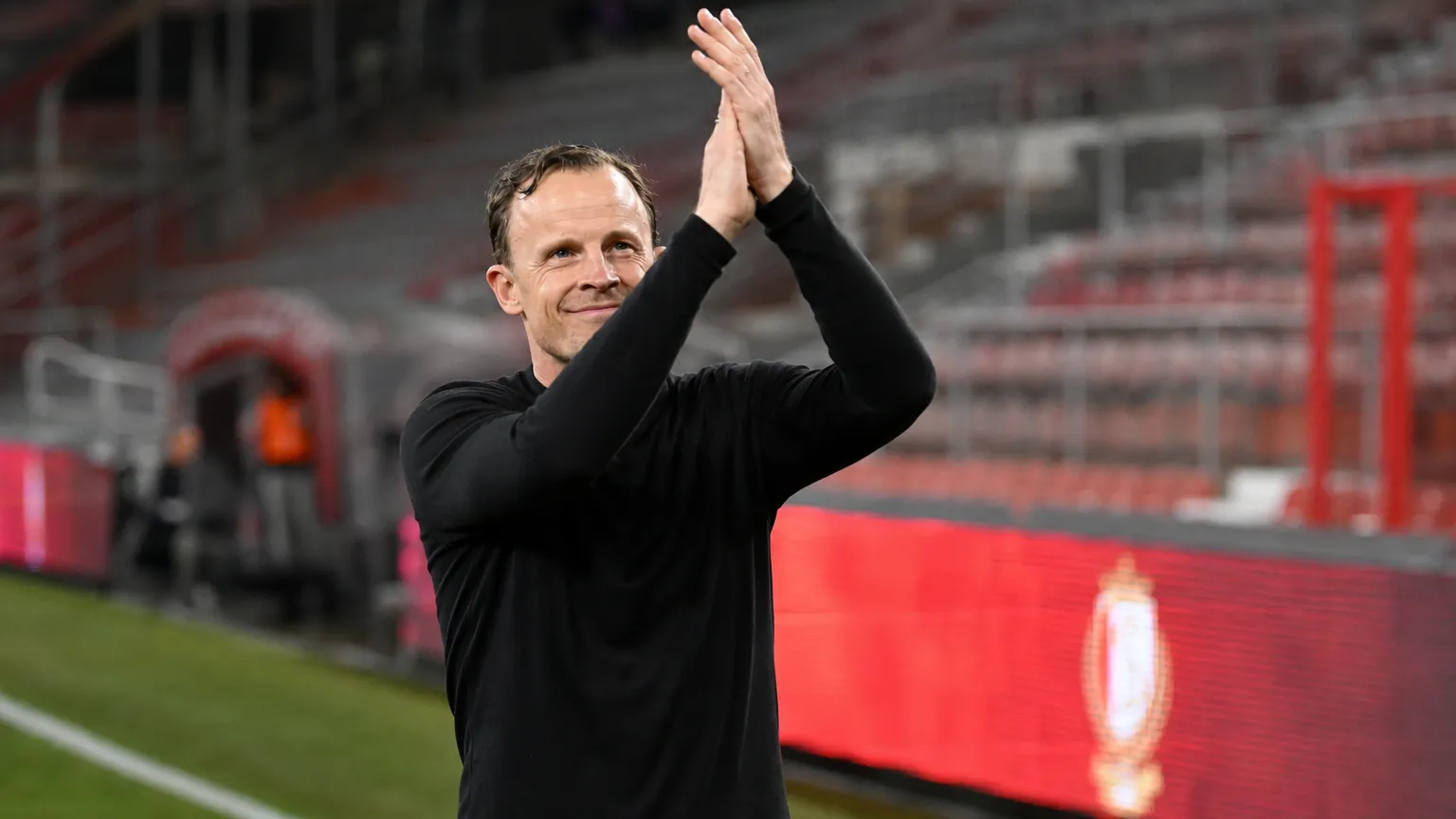 Vincent Euvrard applaudisseert langs het veld na een wedstrijd van Standard.