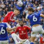 Spelers van Everton en Manchester United strijden om de bal in een luchtduel.