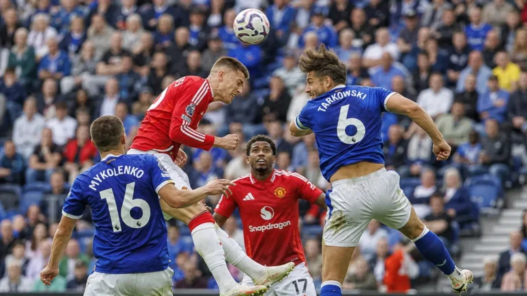 Spelers van Everton en Manchester United strijden om de bal in een luchtduel.