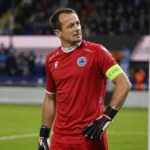 Davy Roef staat na afloop bij zijn doel in rood doelmanstenue.