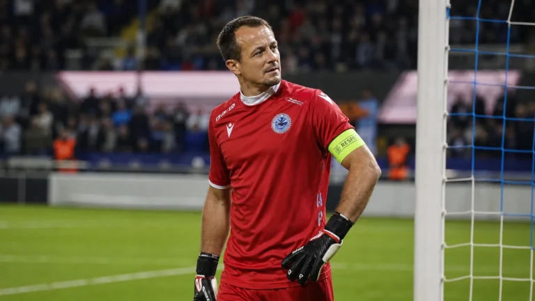 Davy Roef staat na afloop bij zijn doel in rood doelmanstenue.