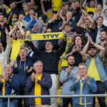 Collectieve STVV-supporters vieren een ruime thuiszege op de tribunes van Stayen.