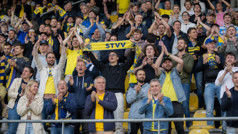 Collectieve STVV-supporters vieren een ruime thuiszege op de tribunes van Stayen.