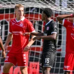 Spelers van KV Kortrijk en Zulte Waregem tijdens een duel voor doel in de derby.