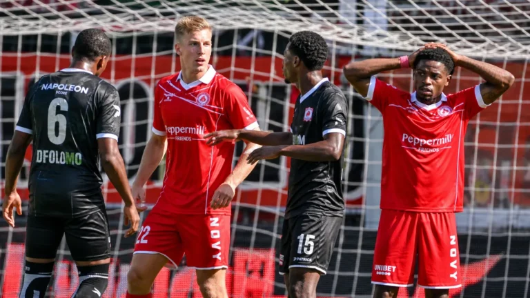 Spelers van KV Kortrijk en Zulte Waregem tijdens een duel voor doel in de derby.
