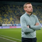 Edward Still staat na de wedstrijd geconcentreerd op de zijlijn van Stayen.