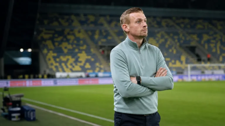 Edward Still staat na de wedstrijd geconcentreerd op de zijlijn van Stayen.