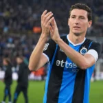 Hans Vanaken applaudisseert aan de rand van het veld in het tenue van Club Brugge.