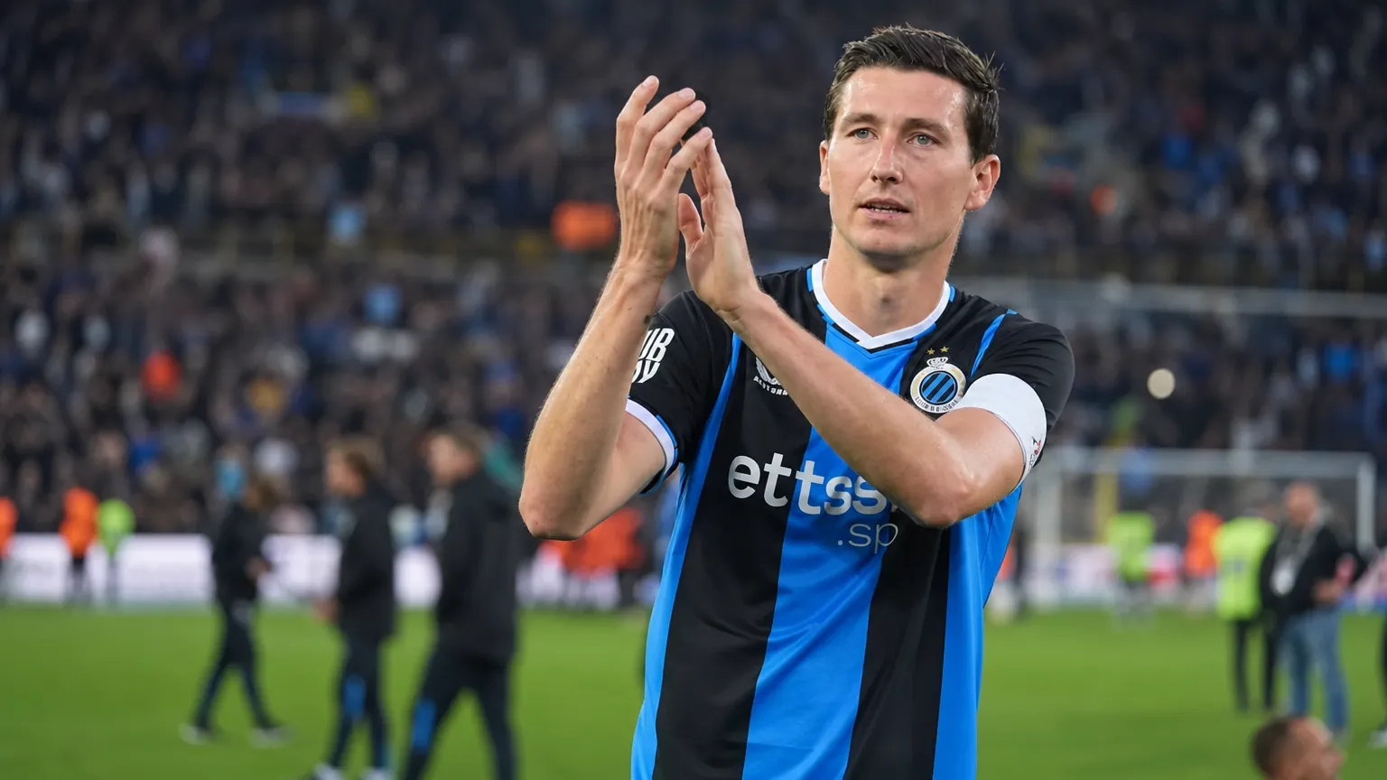 Hans Vanaken applaudisseert aan de rand van het veld in het tenue van Club Brugge.