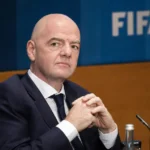 Gianni Infantino in pak in een officiële FIFA-conferentieomgeving.