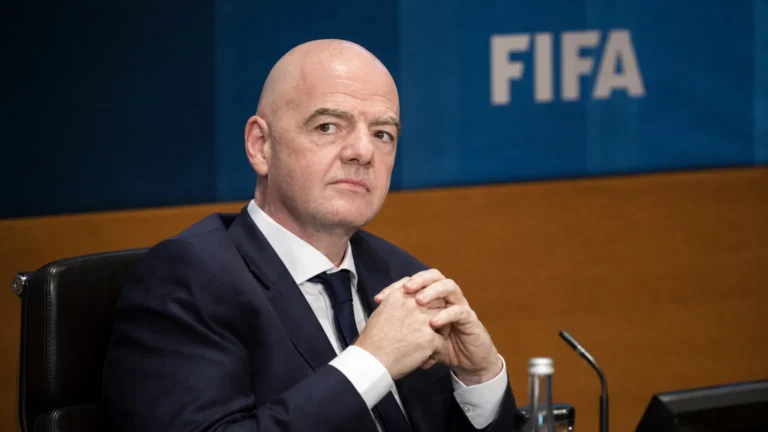 Gianni Infantino in pak in een officiële FIFA-conferentieomgeving.