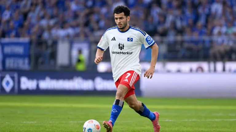 Zakaria El Ouahdi in actie voor Hamburger SV tijdens een Bundesliga-wedstrijd.
