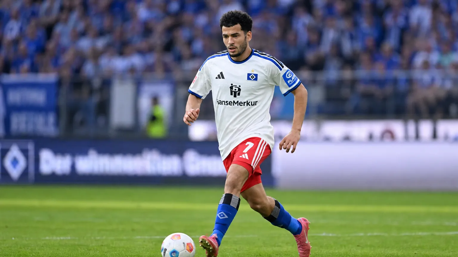 Zakaria El Ouahdi in actie voor Hamburger SV tijdens een Bundesliga-wedstrijd.
