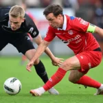 Twee spelers van KV Kortrijk en Zulte Waregem in duel tijdens de derby.