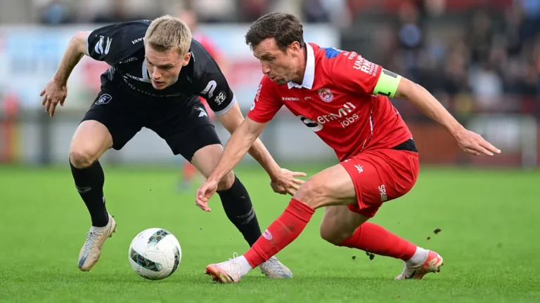 Twee spelers van KV Kortrijk en Zulte Waregem in duel tijdens de derby.