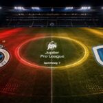 Club Brugge en KRC Genk tegenover elkaar in een donker stadion met rood-gele wedstrijdscan