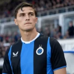 Freddie Potts in het blauw-zwarte shirt van Club Brugge aan de rand van het veld in Jan Breydel.