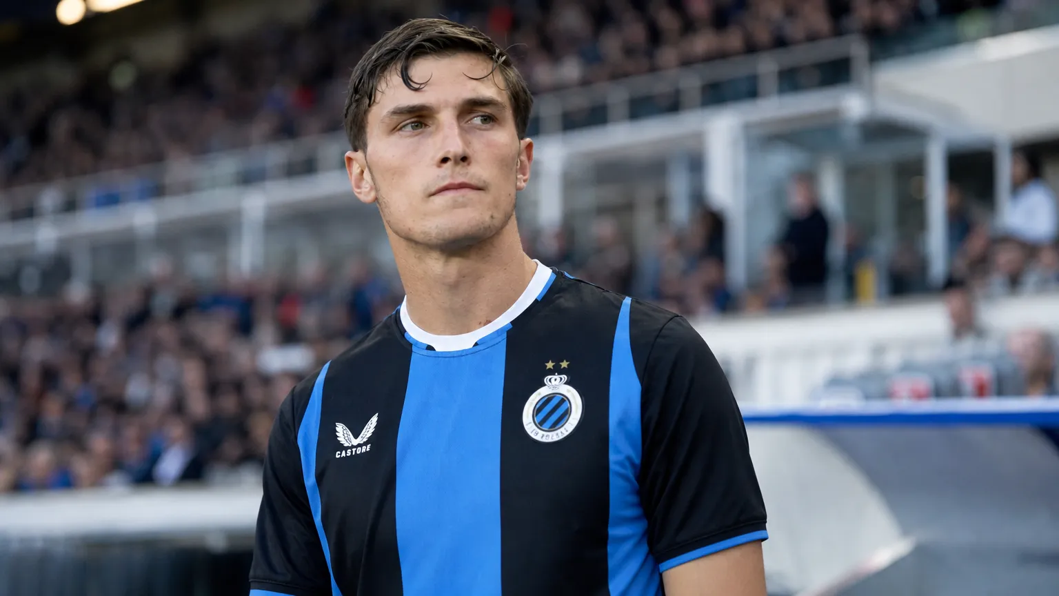 Freddie Potts in het blauw-zwarte shirt van Club Brugge aan de rand van het veld in Jan Breydel.