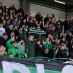 Supporters van Francs Borains vieren op de thuistribune met club­sjaals.