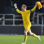 Ronald Koeman junior juicht in geel na een benutte strafschop op het veld.