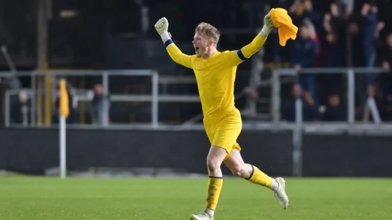 Ronald Koeman junior juicht in geel na een benutte strafschop op het veld.