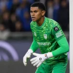 Lucca Brughmans in doelmansoutfit van KRC Genk tijdens een wedstrijdactie.